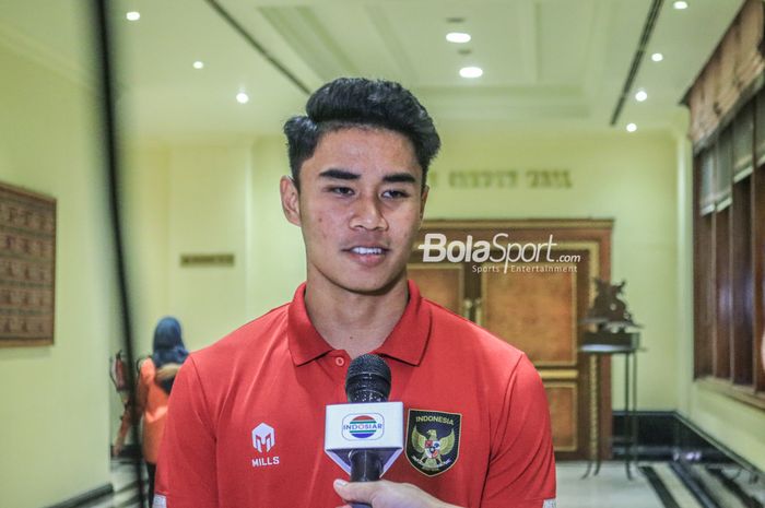 Bek timnas U-20 Indonesia, Muhammad Ferarri, sedang memberikan keterangan kepada awak media di Hotel Sultan, Senayan, Jakarta, Jumat (24/2/2023).