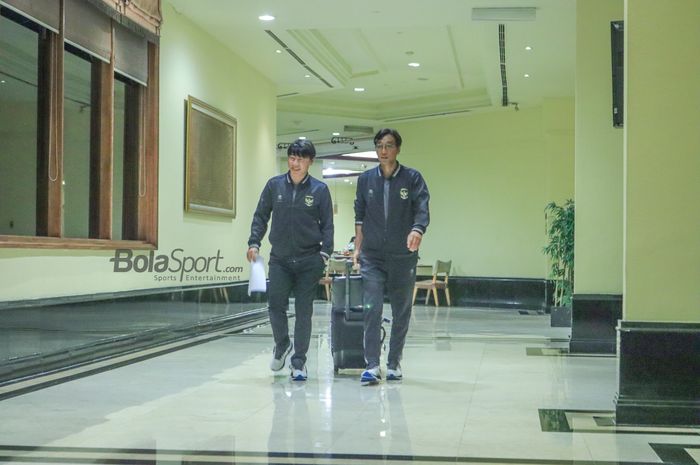 Pelatih timnas U-20 Indonesia, Shin Tae-yong (kiri), hendak berjalan pada lorong di Hotel Sultan, Senayan, Jakarta, Jumat (24/2/2023).