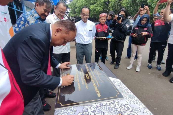 Ketua Umum KONI Pusat, Letjen TNI Purnawirawan Marciano Norman, sedang meresmikan Koperasi Olahraga Jaya Indonesia di Bandung, Jawa, Barat, 21 Februari 2023.