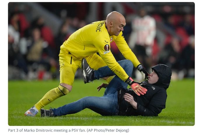 Kiper Sevilla, Marko Dmitrovic (kiri), berjibaku dengan suporter yang menyusup ke lapangan dan meninjunya pada pertandingan play-off fase gugur Liga Europa musim 2022-2023 melawan PSV Eindhoven di Philips Stadion, Belanda, Jumat (24/2/2023) 