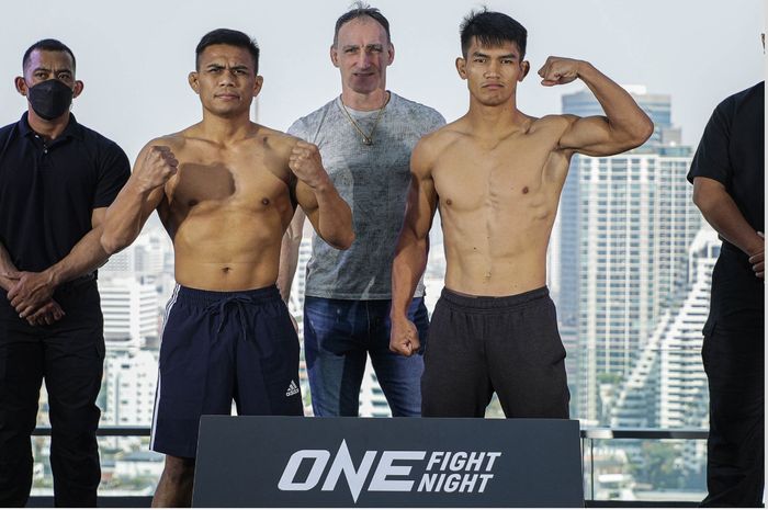 Sesi face-off antara Eko Roni Saputra (kiri) dan Danny Kingad sebelum bertarung di ONE Fight Night 7, Sabtu (25/2/2023) di Bangkok.