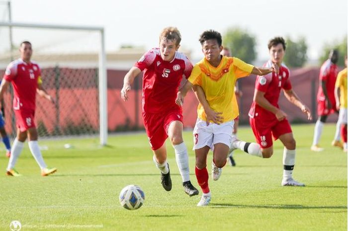 Duel pemain Timnas U-20 Vietnam dengan pemain Dubai City FC pada pertandingan uji coba.