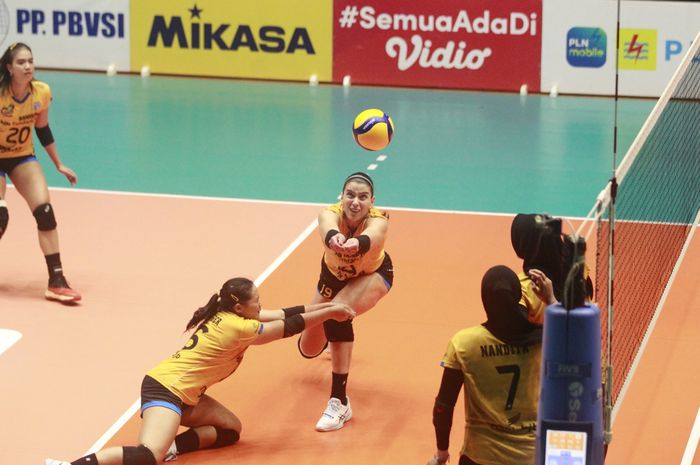 Tim Bandung BJB Tandamata pada pertandingan pertama babak final four PLN Mobile Proliga 2023 di GOR Tri Dharma, Gresik, Jawa Timur, Jumat (23/2/2023)