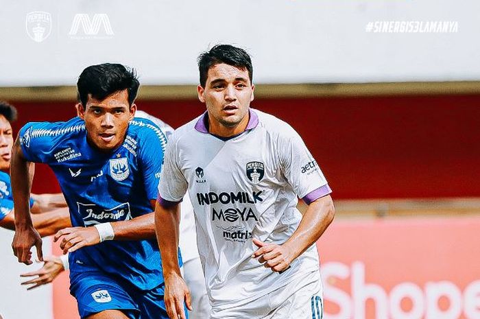 Pemain Persita Tangerang, Ezequiel Vidal (kanan), mendapat pengawalan dari bek PSIS Semarang, Bayu Fiqri.