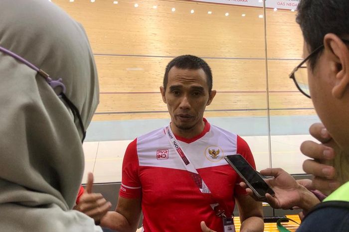 Pelatih balap tim Indonesia, Dadang Haris Poernomo, saat jumpa pers dengan awak media di Jakarta International Velodrome, Jumat (24/2/2023).