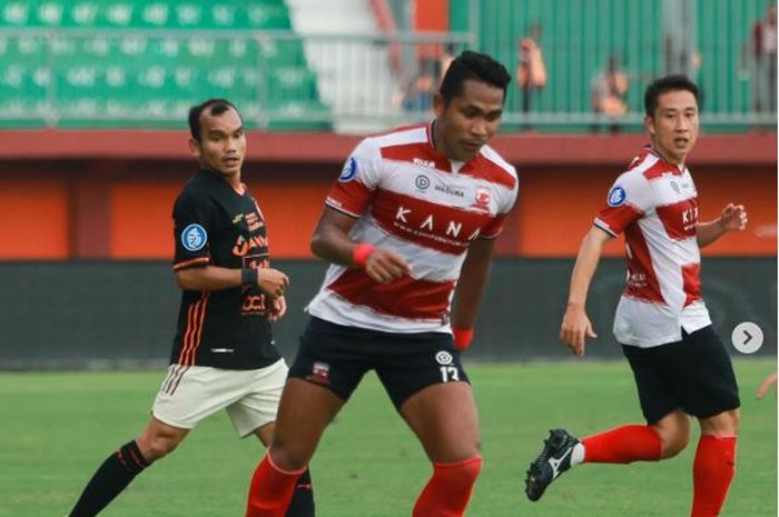 Bek Madura United, Dodi Alexvan, menguasai bola dalam pertandingan melawan Persija Jakarta di pekan ke-27 Liga 1 2022-2023.