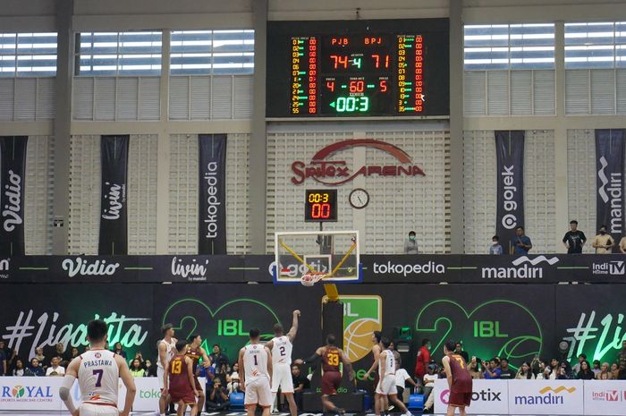 Momen dramatis kemenangan Pelita Jaya Jakarta saat melawan Bima Perkasa Jogja lewat free throw Dominique Sutton di tiga detik terakhir  pada laga seri keempat IBL 2023 di Sritex Arena, Solo, Minggu (26/2/2023). 