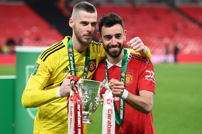 David De Gea (kiri) memecahkan rekor clean-sheet terbanyak di Manchester United dan menjuarai Piala Liga Inggris 2022-2023 sebagai gelar pertamanya dalam 6 tahun.