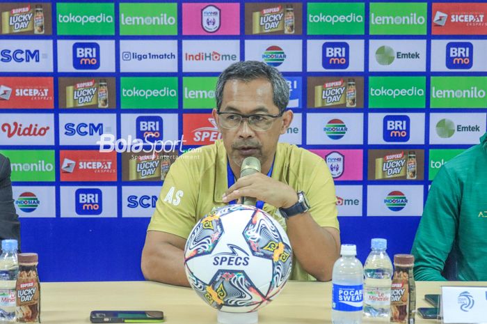 Pelatih Persebaya Surabaya, Aji Santoso, saat memberikan keterangan kepada awak media dalam sesi jumpa pers di Stadion Pakansari, Bogor, Jawa Barat, Senin (27/2/2023).