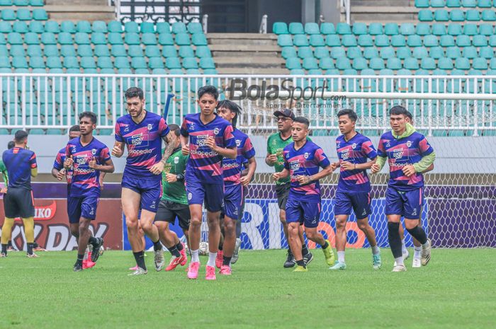 (Dari kiri ke kanan) sejumlah pemain RANS Nusantara FC yakni Jujun Junaedi, Willian Correira, Ikhsan Nul Zikrak, Finky Pasamba, Edo Febriansah, dan Erwin Saputra sedang berlatih di Stadion Pakansari, Bogor, Jawa Barat, Senin (27/2/2023).