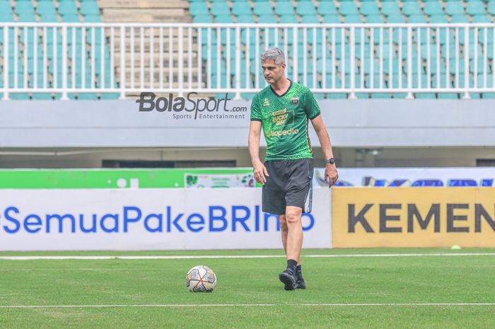 Pelatih RANS Nusantara FC, Rodrigo Marques De Santana atau Rodrigo Santana, sedang memantau para pemainnya berlatih di Stadion Pakansari, Bogor, Jawa Barat, Senin (27/2/2023).