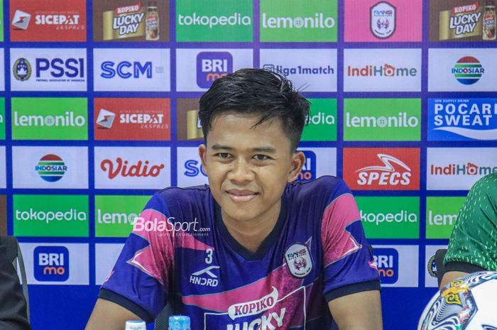 Pemain RANS Nusantara FC, Edo Febriansah, memberikan senyuman  saat menghadiri sesi jumpa pers di Stadion Pakansari, Bogor, Jawa Barat, Senin (27/2/2023).