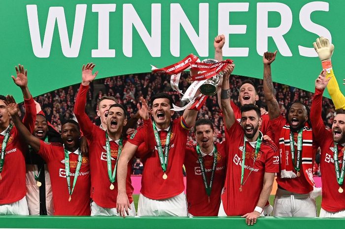 Harry Maguire dan Bruno Fernandes mengangkat trofi Piala Liga Inggris usai Manchester United mengalahkan Newcastle United dalam laga final di Stadion Wembley, Minggu (26/2/2023). Fernandes bilang ada tuntutan dari Erik ten Hag.