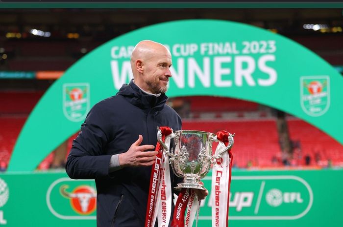 Erik ten Hag menjadi orang Belanda langka setelah meraih gelar juara Piala Liga Inggris.