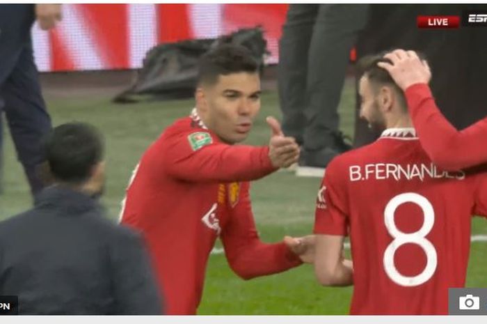 Gelandang Manchester United, Casemiro, terlihat memprotes Bruno Fernandes pada laga final Piala Liga Inggris di Stadion Wembley, Minggu (26/2/2023).