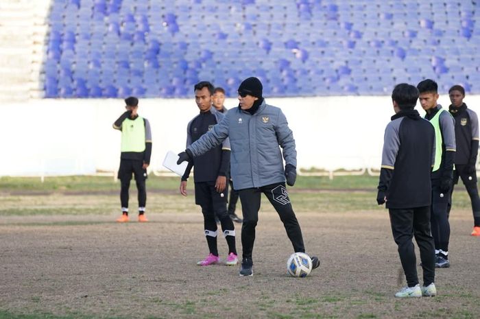 Pelatih timnas U-20 Indonesia, Shin Tae-yong, saat memimpin latihan di Tashkent, Uzbekistan, jelang Piala  Asia U-20 2023.