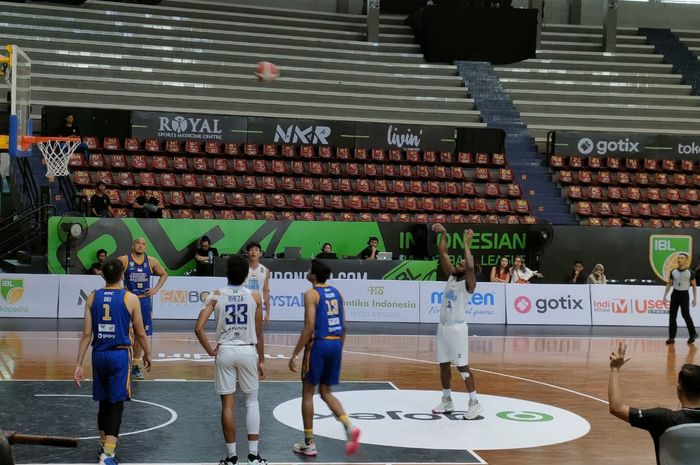 Aksi pemain tim Evos Thunder Bogor saat melawan tim Satria Muda Pertamina Jakarta pada laga lanjutan IBL 2023 di Sritex Arena, Solo, Senin (27/2/2023)