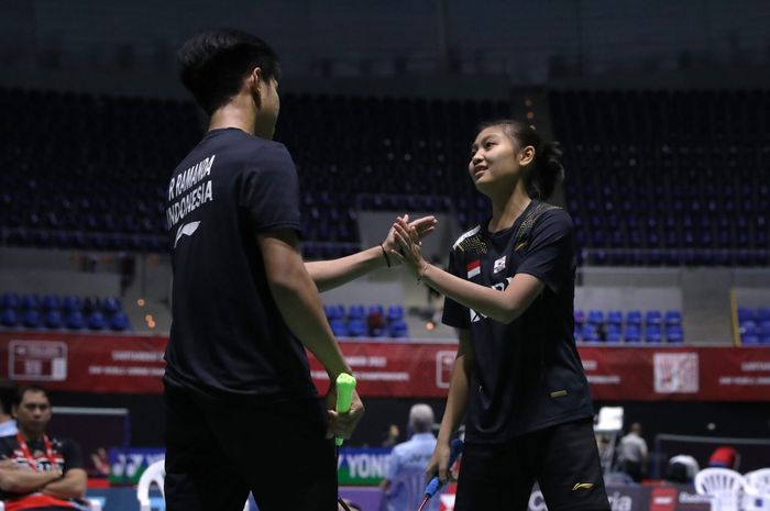 Pebulu tangkis ganda campuran muda Indonesia, Az-Zahra Putri Dania (kanan) dan pasangannya saat berlaga pada Kejuaraan Dunia Junior 2022.