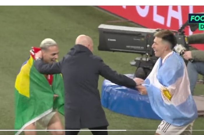 Aksi joget Erik ten Hag bersama Antony dan Lisandro Martinez setelah membawa Manchester United juara Piala Liga Inggris lewat kemenangan atas Newcastle United (26/2/2023).