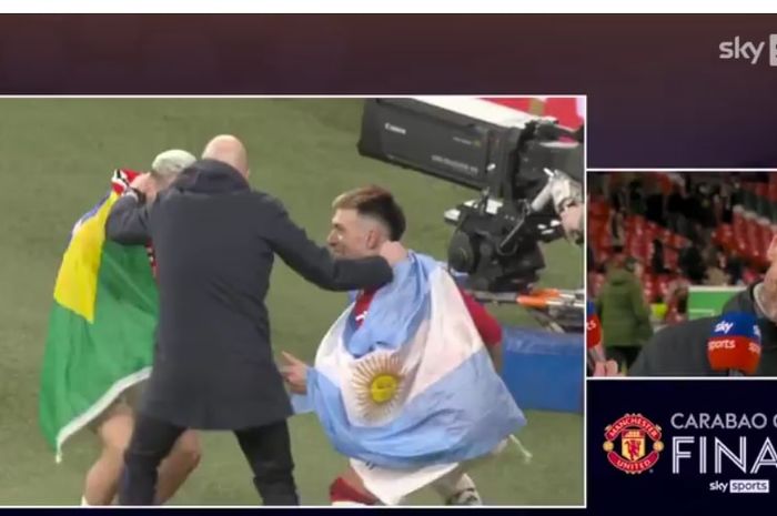 Aksi joget Erik ten Hag bersama Antony dan Lisandro Martinez setelah membawa Manchester United juara Piala Liga Inggris lewat kemenangan atas Newcastle United (26/2/2023).