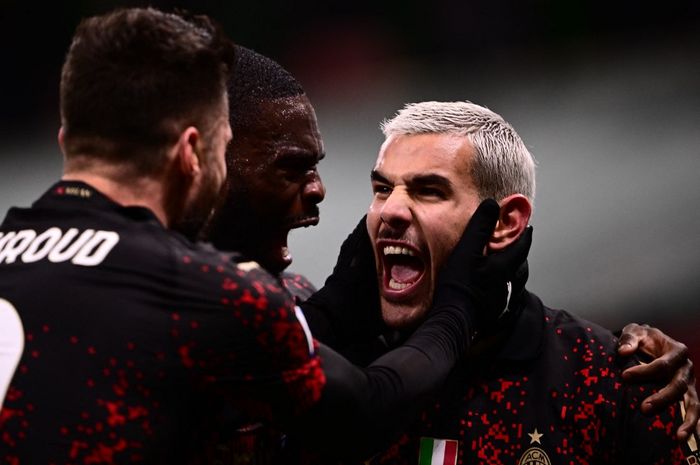 Bek kiri AC Milan, Theo Hernandez, merayakan gol timnya ke gawang Atalanta dalam laga Liga Italia di Stadion San Siro, Minggu (26/2/2023).