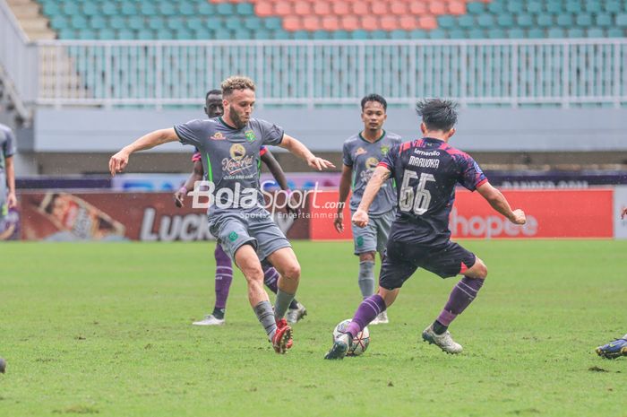 Pemain asing Persebaya Surabaya, Jose Pedro Magalhaes Valente alias Ze Valente (kiri), sedang menguasai bola dalam laga pekan ke-27 Liga 1 2022 di Stadion Pakansari, Bogor, Jawa Barat, Selasa (28/2/2023).