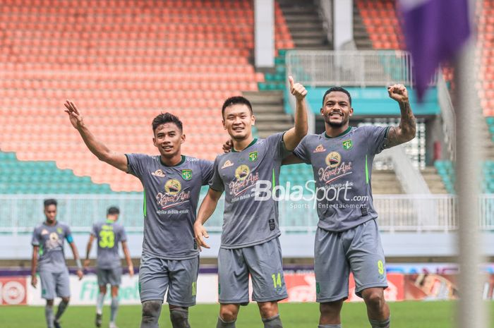 (Dari kiri ke kanan) Ahmad Nufiandani, Sho Yamamoto, dan Paulo Victor sedang melakukan selebrasi seusai Persebaya Surabaya unggul 