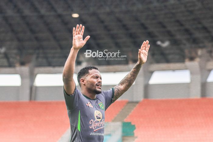 Striker asing Persebaya Surabaya, Paulo Victor (tengah), sedang melakukan selebrasi seusai mencetak gol dalam laga pekan ke-27 Liga 1 2022 di Stadion Pakansari, Bogor, Jawa Barat, Selasa (28/2/2023).