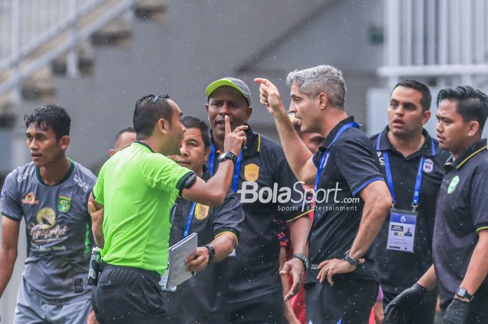 Pelatih RANS Nusantara FC, Rodrigo Marques De Santana atau Rodrigo Santana (kanan), sempat melakukan protes kepada wasit dalam laga pekan ke-27 Liga 1 2022 di Stadion Pakansari, Bogor, Jawa Barat, Selasa (28/2/2023).