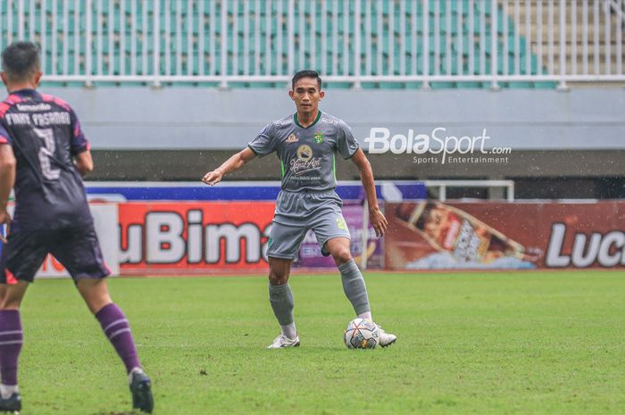 Bek Persebaya Surabaya, Rizky Ridho, sedang menguasai bola saat bertanding dalam laga pekan ke-27 Liga 1 2022 di Stadion Pakansari, Bogor, Jawa Barat, Selasa (28/2/2023).