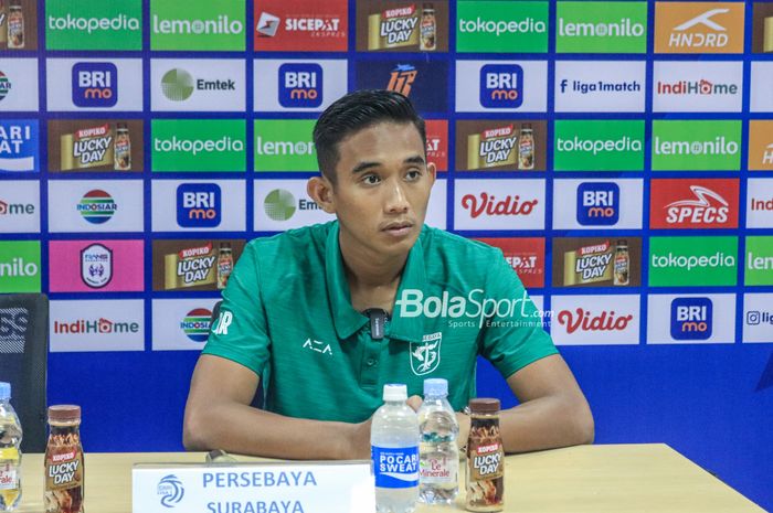 Bek Persebaya Surabaya, Rizky Ridho,  saat menghadiri sesi jumpa pers setelah laga pekan ke-27 Liga 1 2022 di Stadion Pakansari, Bogor, Jawa Barat, Selasa (28/2/2023).