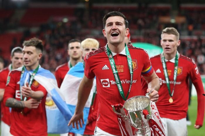 Momen Harry Maguire melakukan selebrasi usai menjuarai Piala Liga Inggris 2022-2023 bersama Manchester United.