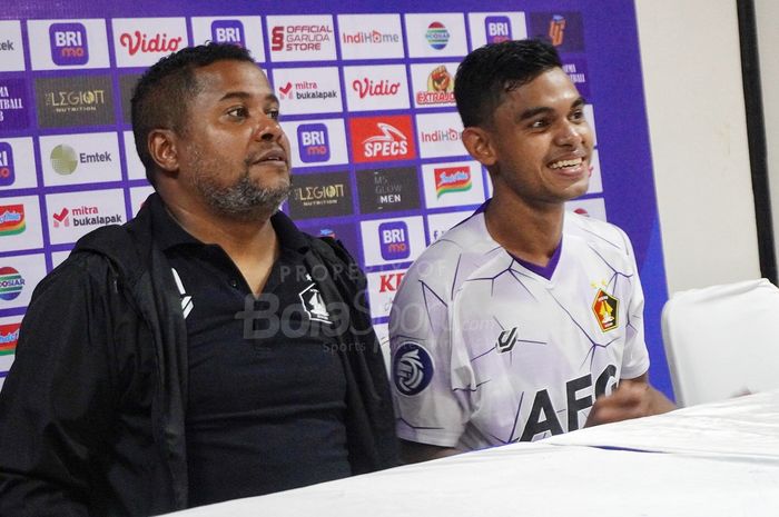 Pelatih Persik Kediri, Divaldo Alves dan Miftahul Hamdi saat memberi keterangan kepada awak media susai mengalahkan Arema FC, di Stadion PTIK, Jakarta Selatan, Selasa (28/2/2023).