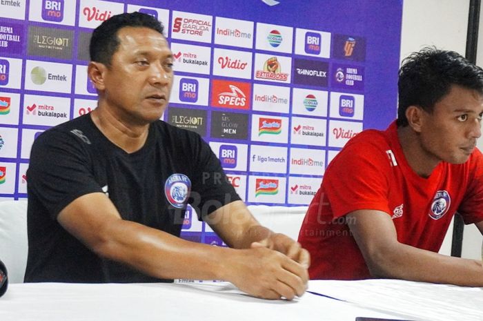 Pelatih Arema FC, I Putu Gede bersama pemain Dedik Setiawan saat jumpa pers seusai menghadapi Persik Kediri di Stadion Perguruan Tinggi Ilmu Kepolisian (PTIK), Jakarta Selatan, Selasa (28/2/2023).