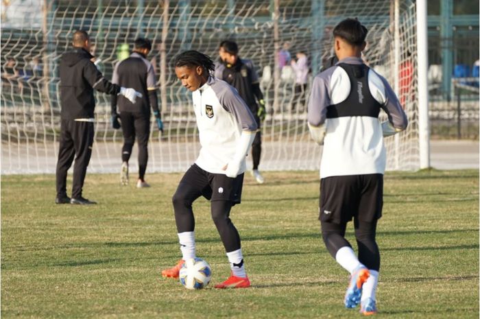 Pemain timnas U-20 Indonesia, Ronaldo Kwateh saat menjalani latihan di Uzbekistan untuk menghadapi Piala Asia U-20 2023.