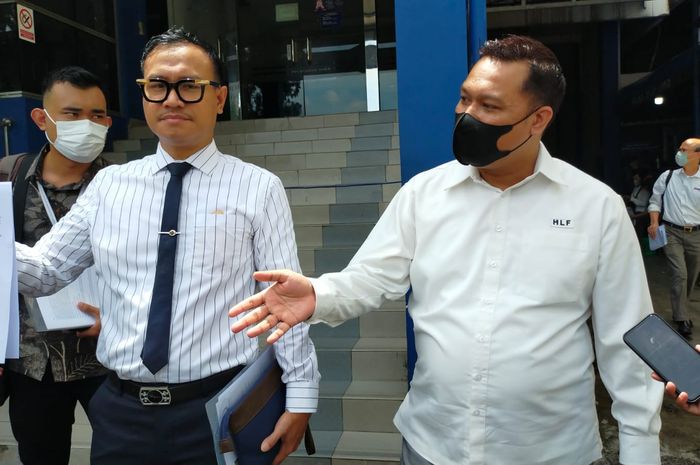 (Ki-ka) Pengacara Klub Basket Louvre, Dr. Rinto Wardana, SH, MH, CRA dan Pemilik sekaligus Manajer Klub Basket Louvre, Erick Herlangga yang ditemui usai membuat laporan terkait kasus Match Fixing di Polda Metro Jaya, di kawasan Gatot Subroto, Jakarta Selatan, Selasa (28/02/23).