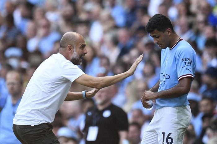 Pelatih Manchester City, Pep Guardiola, berbicara kepada Rodri dalam laga Liga Inggris kontra Bournemouth di Stadion Etihad, 13 Agustus 2022. Man City lebih lembek 16 kali lipat tanpa Rodri, Pep kangen sosok Ilkay Guendogan di lini tengah.