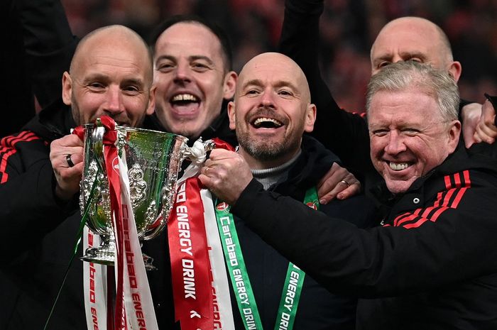 Erik ten Hag (tengah) tidak menutup pintu untuk Manchester United mengakhiri musim 2022-2023 dengan trofi lain setelah juara Piala Liga Inggris. 