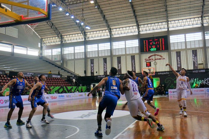 Leader Tangerang Hawks, Rizky Effendy saat berupaya mencetak poin pada laga antara Tangerang Hawks versus Satria Muda Pertamina, seri keempat IBL 2023, di Sritex Arena, Solo, Rabu (1/3/2023).