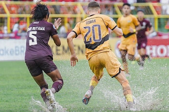 Winger Dewa United, Majed Osman (kanan), sedang berduel dengan bek PSM Makassar, Erwin Gutawa (kiri), Rabu (1/3/2023)