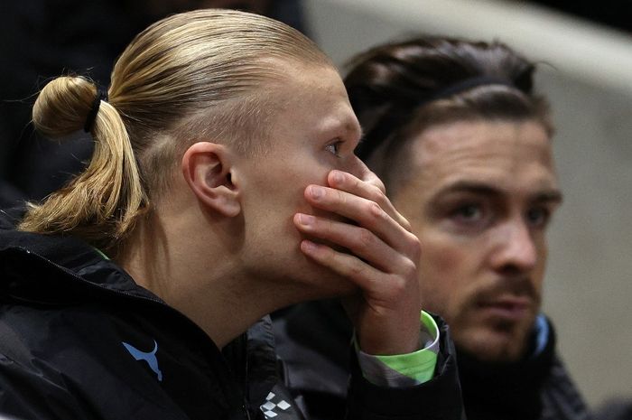 Dua pemain Manchester City, Erling Haaland dan Jack Grealish, duduk di bangku cadangan dalam laga ronde kelima Piala FA kontra Bristol City di Stadion Ashton Gate, Selasa (28/2/2023).