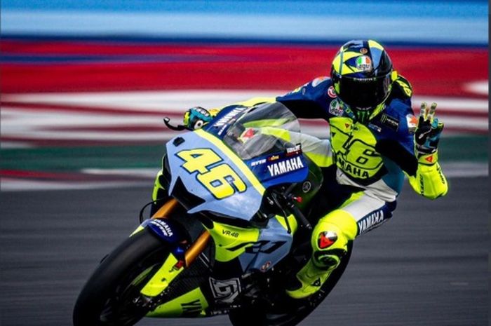 Mantan pembalap MotoGP, Valentino Rossi mengendarai Yamaha R1 di Sirkuit Misano, Italia