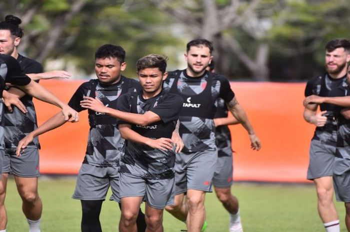 Pemain Timnas Indonesia, Saddil Ramdani (tengah kiri), saat berlatih bersama rekan setimnya di Sabah FC.