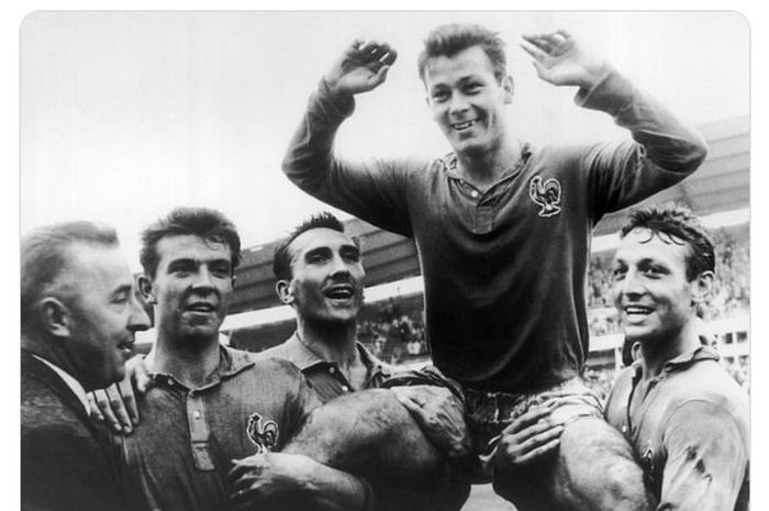 Legenda timnas Prancis, Just Fontaine, meninggal dunia dalam usia 89 tahun pada Rabu (1/3/2023).