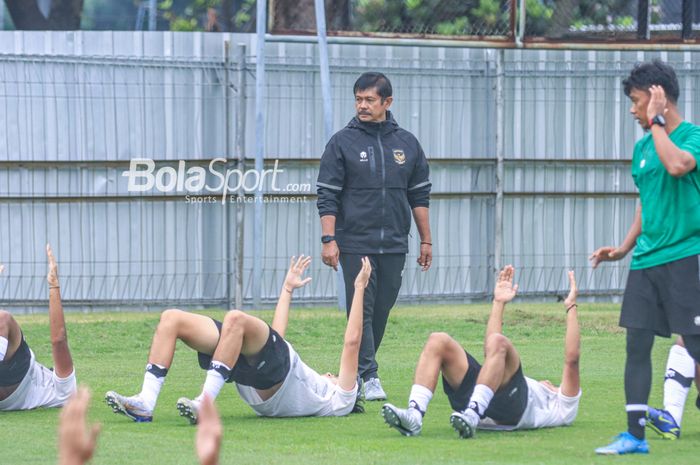 Pelatih timnas U-22 Indonesia, Indra Sjafri (tengah), sedang memantau para pemainnya berlatih di Lapangan A, Senayan, Jakarta, Kamis (2/3/2023).