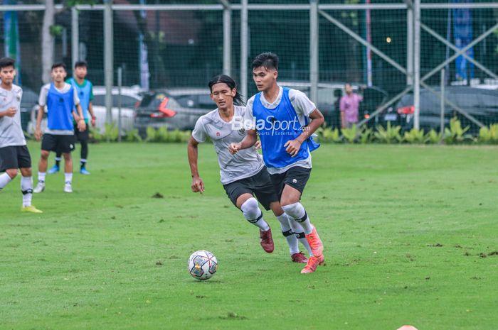 Sutan Zico (kanan) sedang menguasai bola dan dibayangi oleh rekannya bernama Muhammad Akbar Arjunsyah (kiri) saat berlatih bersama timnas U-22 Indonesia di Lapangan B, Senayan, Jakarta, Kamis (2/3/2023).