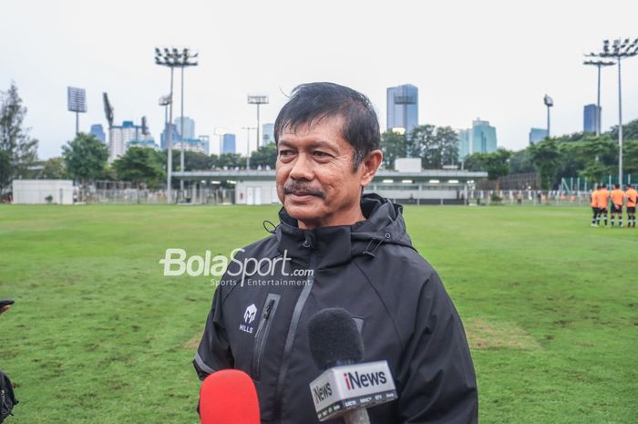 Pelatih timnas U-22 Indonesia, Indra Sjafri, sedang memberikan keterangan kepada awak media seusai berlatih di Lapangan B, Senayan, Jakarta, Kamis (2/3/2023).