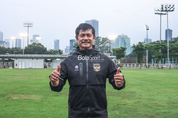 Pelatih timnas U-22 Indonesia, Indra Sjafri, sedang mengancungi jempol saat berfoto di Lapangan B, Senayan, Jakarta, Kamis (2/3/2023).