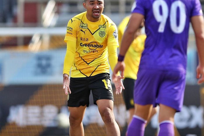 Bek timnas Indonesia, Asnawi Mangkualam menjalani debut bersama Jeonnam Dragons.