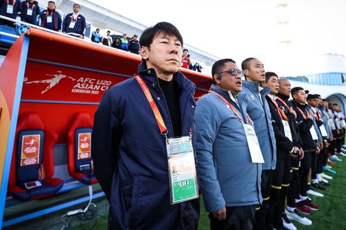 Pelatih timnas U-20 Indonesia Shin Tae-yong dan jajaran tim ofisial saat menghadapi Irak pada ajang Piala Asia U-20 2023 di Stadion Lokomotiv, Tashkent, Uzbekistan, Rabu (1/3/2023). 